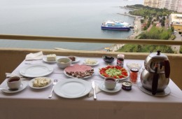 Armutlu Tatil Köyünde Dinlenerek, Eğlenerek ve Keyifle Tatil Yapmanın Tam zamanı 18 Ekim 01 Kasım 98 m2 Satılık Daire Manzaralı Daire